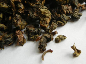 A roasted oolong, with dark brown rolled leaves