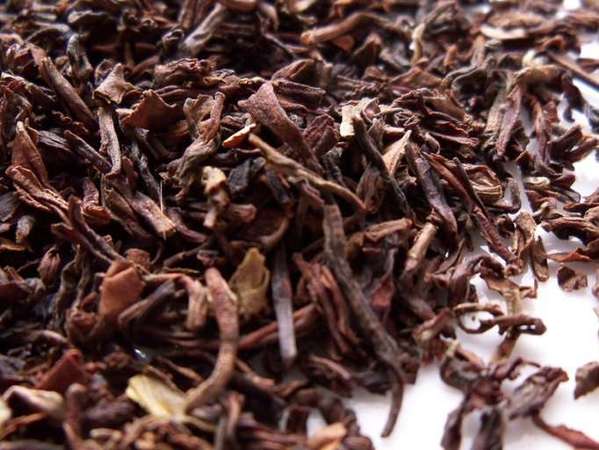 Loose-leaf black tea with rich reddish-olive color