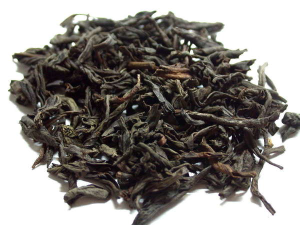 Loose-leaf black tea with large, very dark leaves
