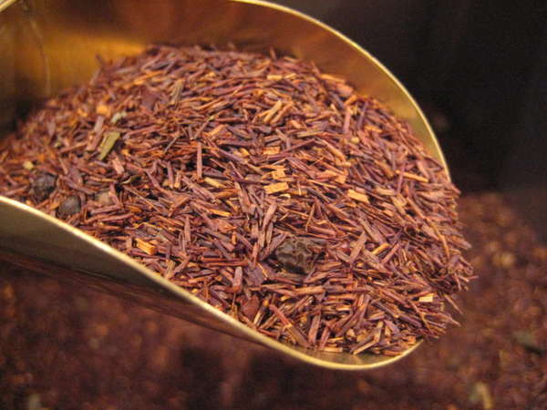 Loose-leaf rooibos, small red twigs, with a few pieces of dried fruit mixed in