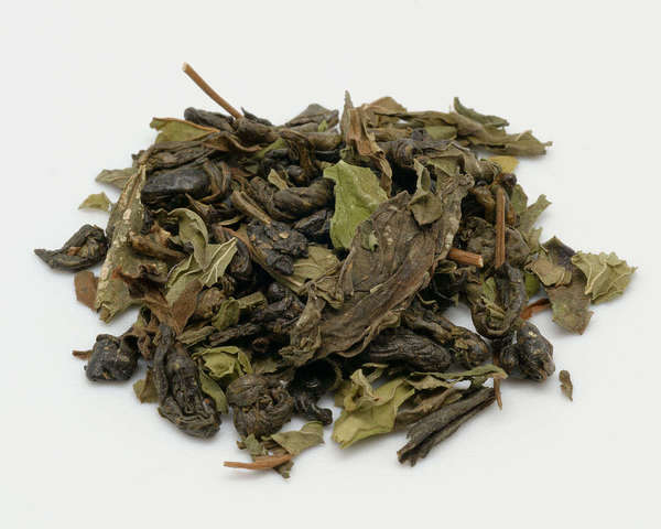 Blend of tightly rolled, dark olive-green tea leaves with paler green, thin dried leaves
