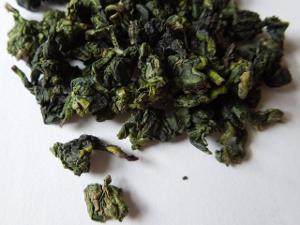 Loose-leaf oolong, tightly rolled into small pellets, with a bright green color