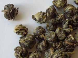 Tightly rolled pearls of tea leaves