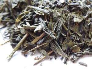 Loose leaf bancha, showing large, coarse green tea leaves