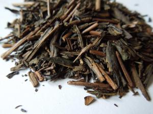 Loose leaf hojicha, showing dark brown, roasted tea leaves and twigs