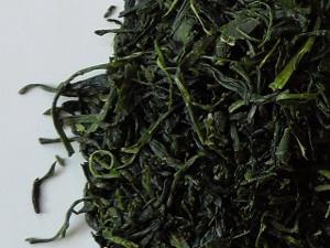 Vibrant green loose leaf green tea with a slight curve to the leaves