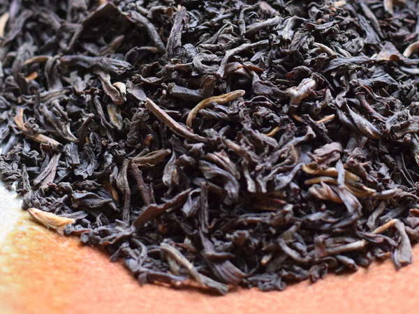 Dark black-brown loose-leaf tea, mostly whole leaves