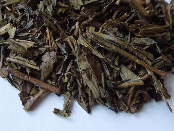 Dark greenish-brown flakey tea leaves, hojicha roasted green tea