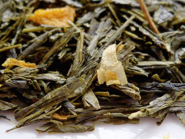 Long, flakey loose green teas wiith orange-yellow dried citrus peel mixed in