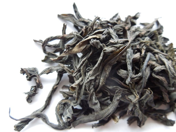 Wuyi oolong, long, irregularly twisted leaves with gray-brown color