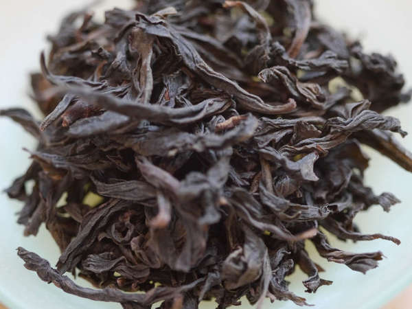 Loose-leaf oolong with dark purple-olive wrinkly, wholly-intact leaves