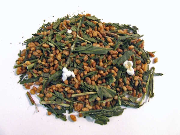 Loose-leaf green tea with orange-brown toasted rice kernels and a few bright white popcorn-like popped rice kernels