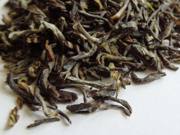 Slightly twisted black tea leaves, olive brown color with hints of orange